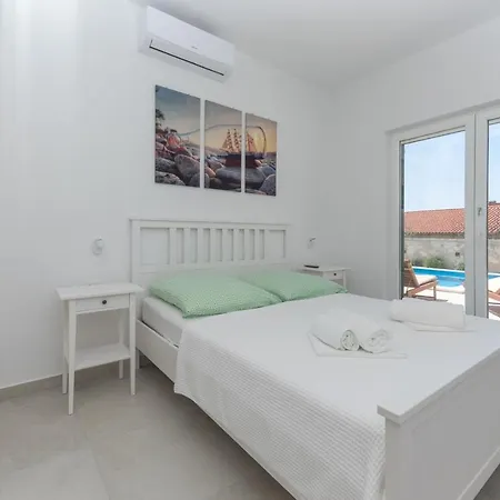 Dante With Sea View & Private Pool Makarska